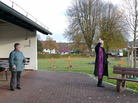 Segnung der Gräber auf dem Friedhof in Balhorn (Foto: Karl-Franz Thiede)